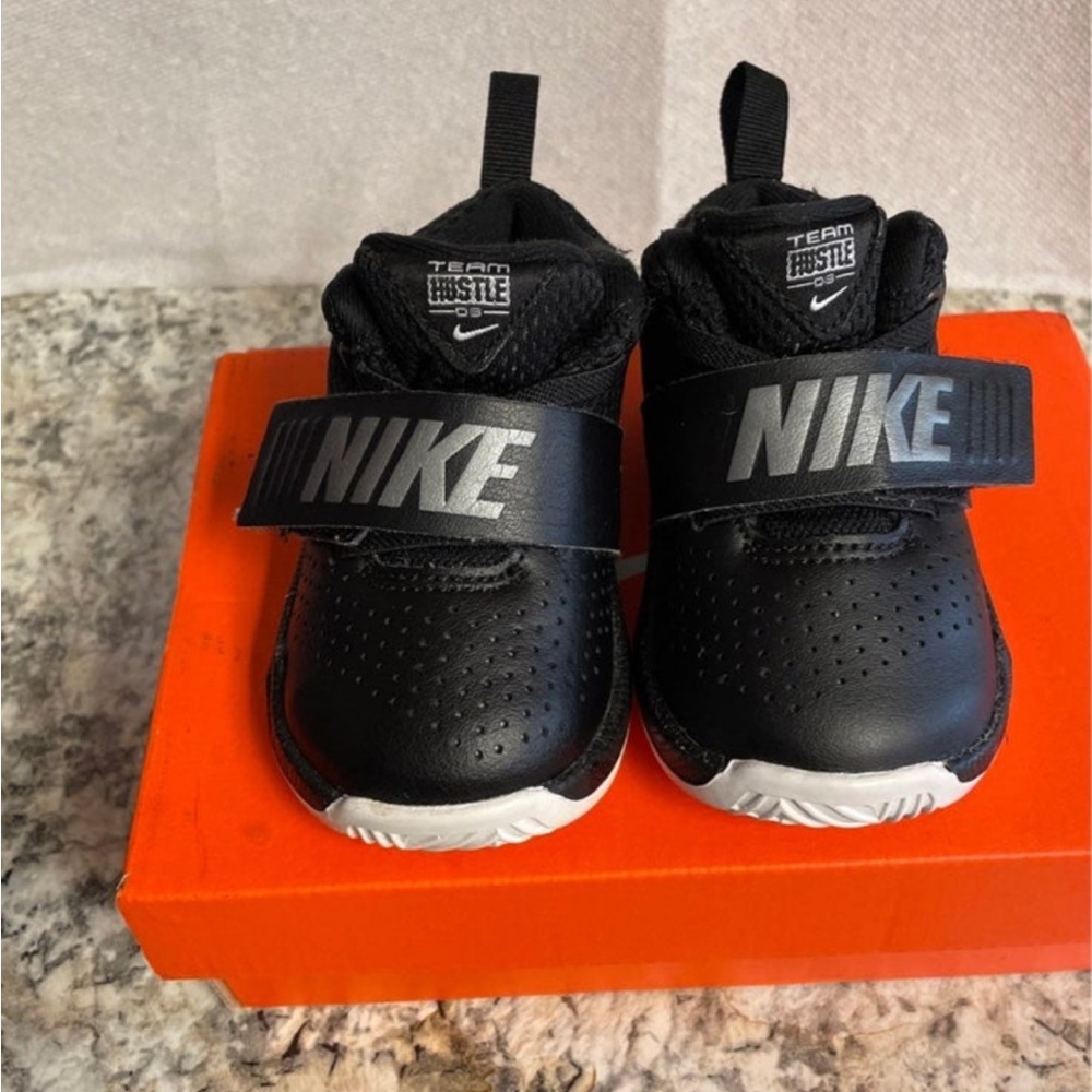 Nike - Picture 2 of 2